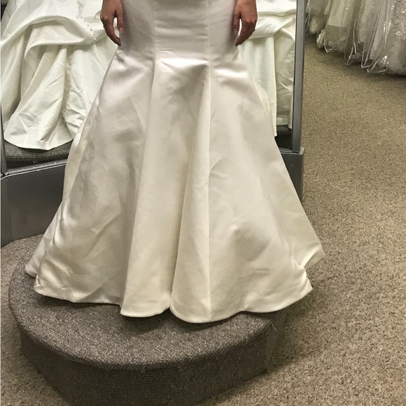 Ivory Wedding Gown Mermaid silhouette with Sweetheart Neckline size 4/6 - Picture 2 of 16